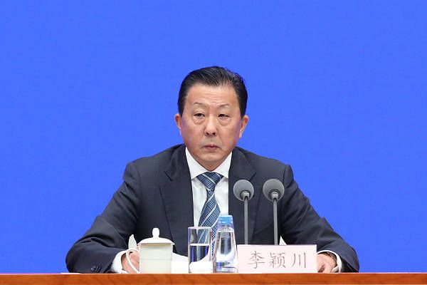 想到这里，他也不禁在内心感叹，自从跟萧初然结婚、入赘萧家，自己这三年多就愈的觉得，萧初然是个极其难得的好姑娘。